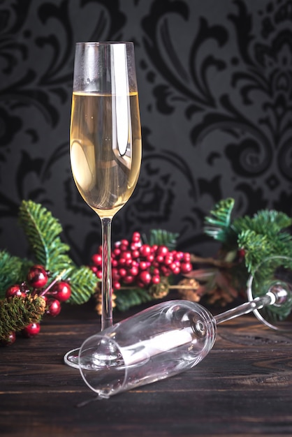 Gases de champán con árbol de navidad