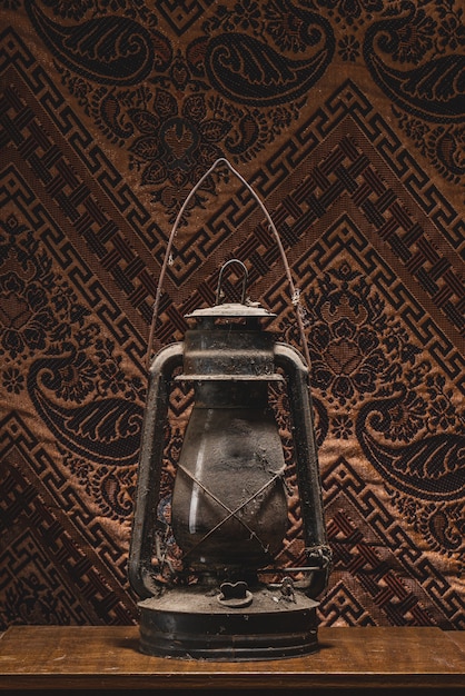 Gaslaterne mit brennendem Licht, lokalisiert auf einem weißen Hintergrund. Eine antike Lampe. Innenausstattung. Rostig, mit Patina bedeckt.