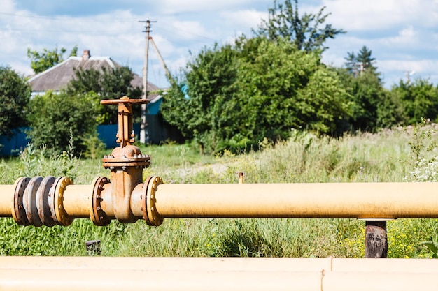 Gasleitung im Dorf am Sommertag