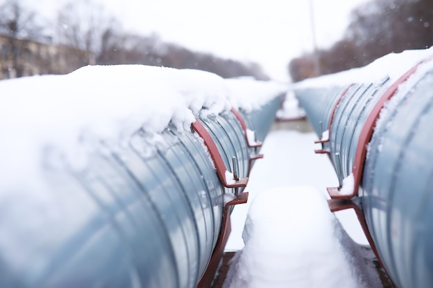 Gasleitung Transite Schnee Winter. Winterlandschaft mit der schneebedeckten Gaspipeline und Bäumen im Raureif.