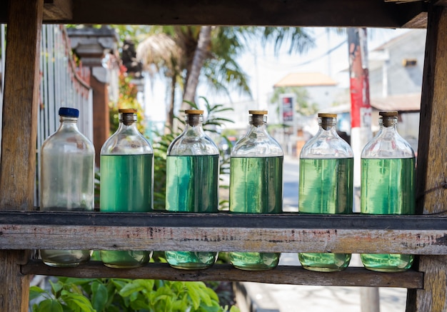 Gasolina en botellas para la venta en Bali, Indonesia, gasolina en la estación local