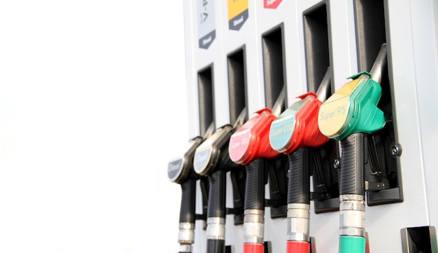 Foto gasolinera con diferentes tipos de combustible - foto