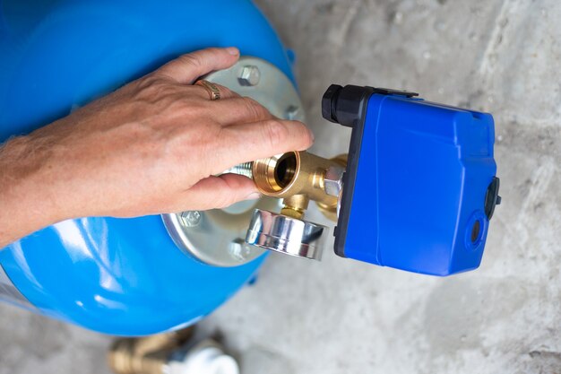 Gasolinera. Instalación de un sistema de suministro de agua en un edificio residencial mediante un acumulador hidráulico.