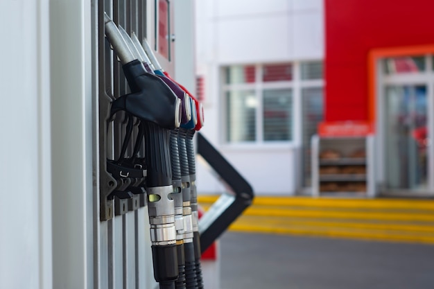 Gasolinera con primer plano de diesel y gasolina en el fondo de un escaparate.