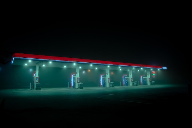 Gasolinera vacía en una noche de niebla