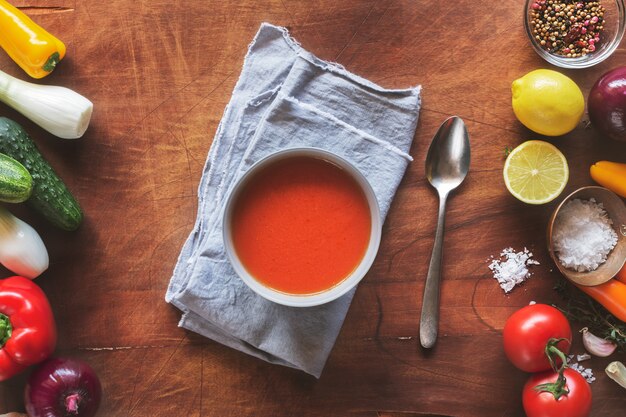 Gaspacho com legumes frescos na superfície de madeira