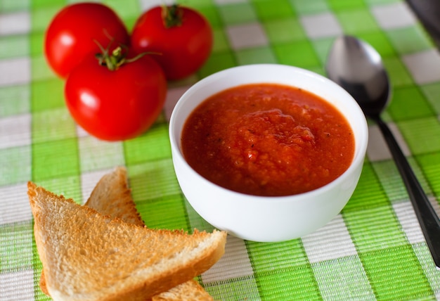 Gaspacho com torradas