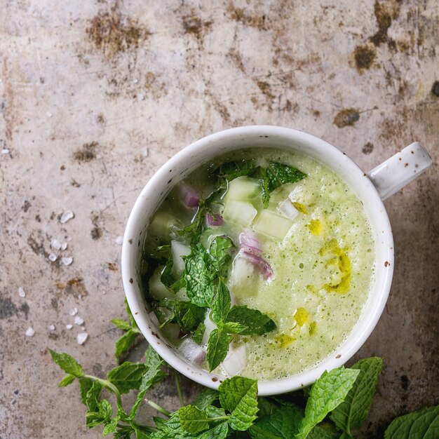 Gaspacho de pepino com hortelã