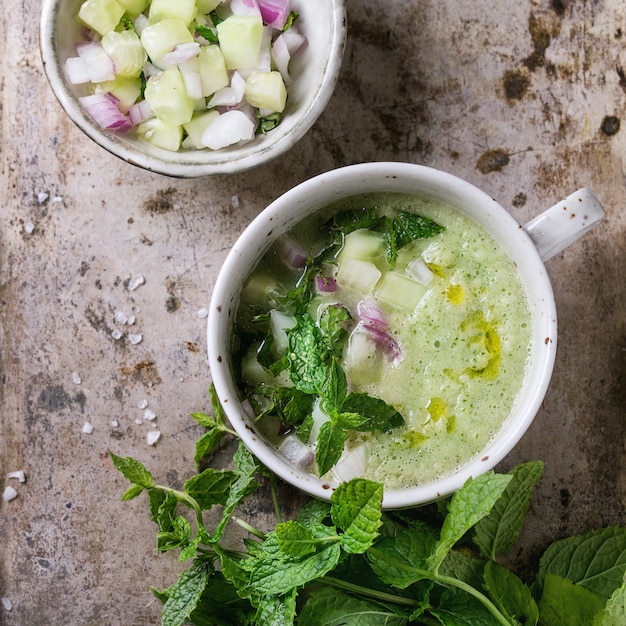 Gaspacho de pepino com hortelã