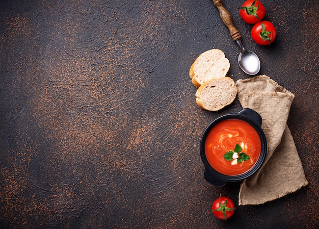 Gaspacho de sopa de tomate em stewpan