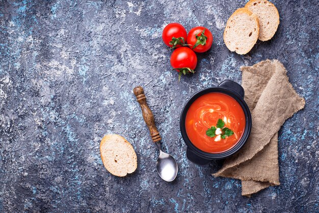 Gaspacho de sopa de tomate em stewpan