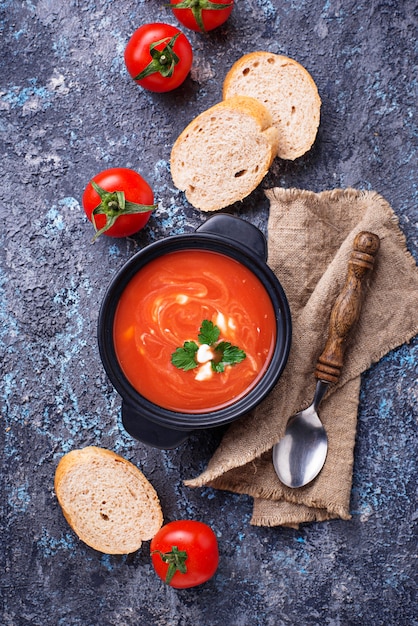 Gaspacho de sopa de tomate em stewpan