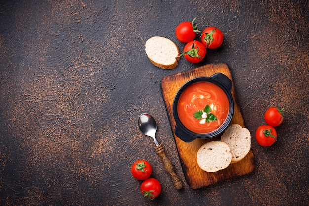 Gaspacho de sopa de tomate em stewpan