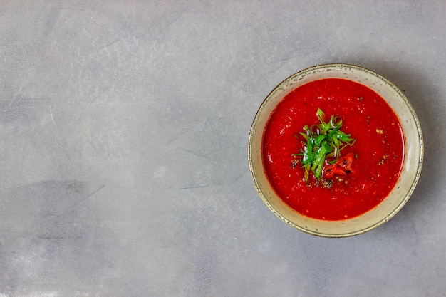 Gaspacho de sopa de tomate espanhol, comida vegetariana, vista superior,