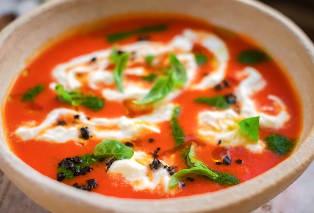 Gaspacho de sopa de tomate italiano com manjericão e creme, macro