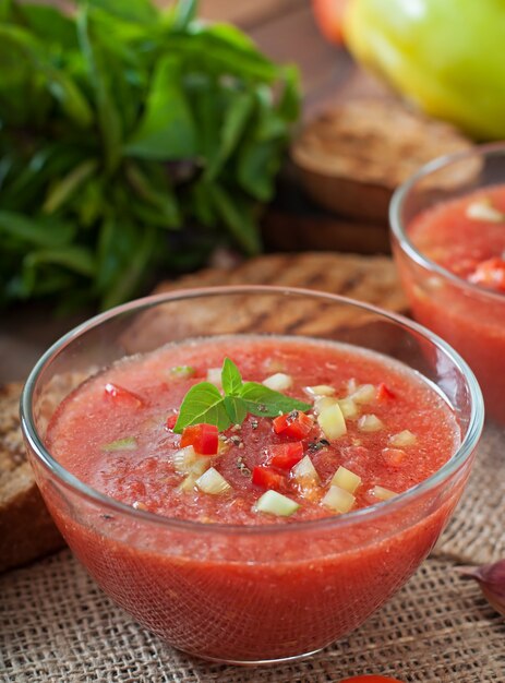 Gaspacho de tomate com pimenta e alho.