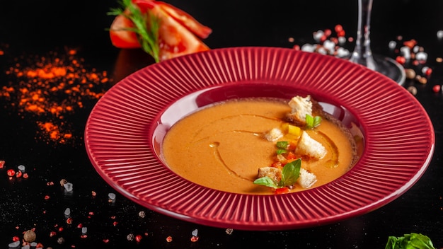 Gaspacho de tomate com tomate fresco.