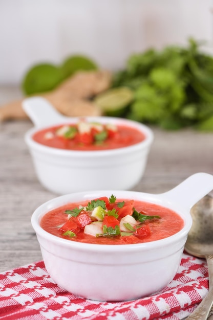 Gaspacho de tomate melancia em tigelas