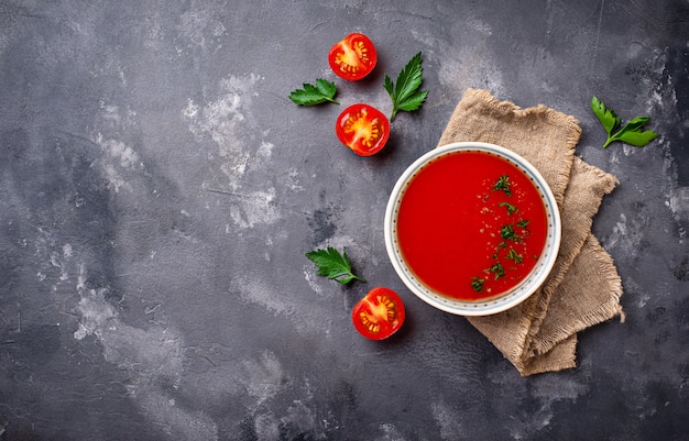 Foto gaspacho de tomate sopa vegetariana em tigela