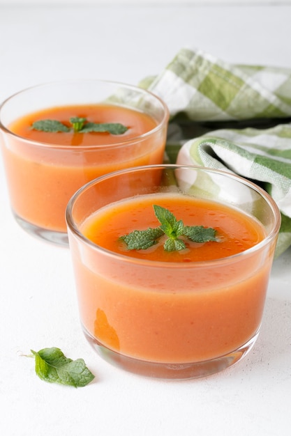 Gaspacho espanhol típico saudável e fresco