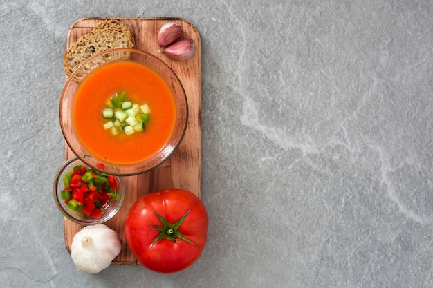 Foto gaspacho frio espanhol tradicional em pedra cinza