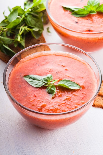 Gaspacho - kalte Tomatensuppe in Glasschale