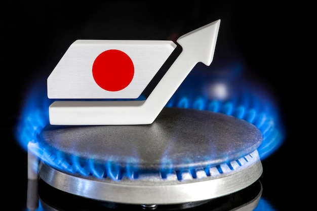 Gaspreis Anstieg der Gaspreise in Japan Ein Brenner mit einer Flamme und einem Pfeil nach oben, gemalt in den Farben der japanischen Flagge Das Konzept der steigenden Gas- oder Energiepreise