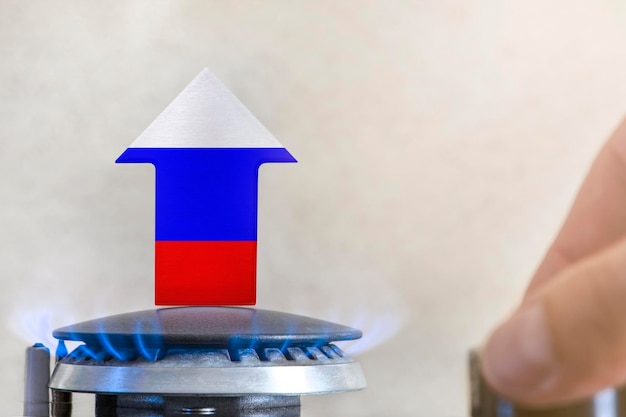 Gaspreis Anstieg der Gaspreise in Russland Ein Brenner mit einer Flamme und einem Pfeil nach oben in den Farben der russischen Flagge gemalt Das Konzept der steigenden Gas- oder Energiepreise