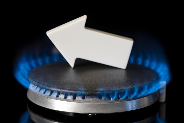 Gaspreis Lieferketten und die Energiegaskrise Gasherd mit brennender Flamme und einem nach oben zeigenden Diagrammpfeil
