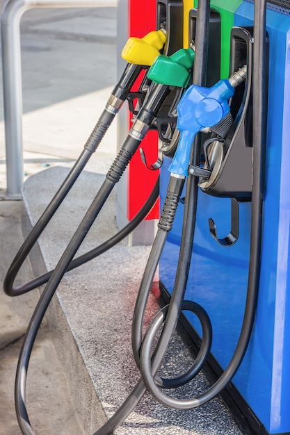 Gaspumpendüsen in einer Tankstelle