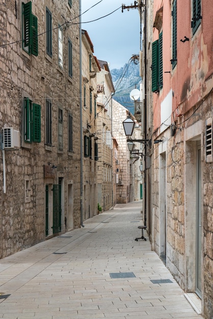 Gasse in der Stadt Makarska Dalmatien Kroatien Beliebtes Sommerurlaubsziel in Kroatien