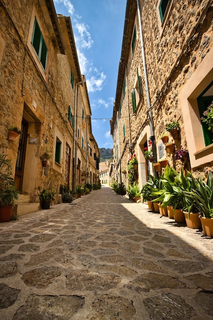 Gasse inmitten von Gebäuden gegen den Himmel