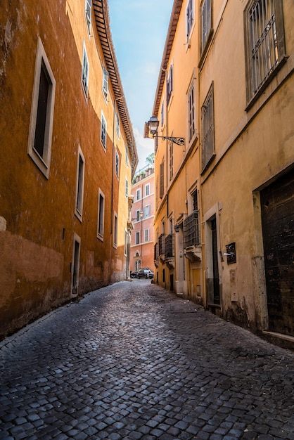 Gasse inmitten von Gebäuden in der Stadt