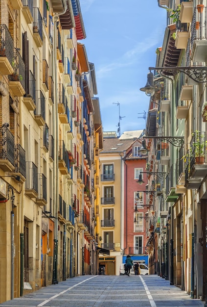 Gasse inmitten von Gebäuden in der Stadt