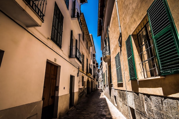 Gasse inmitten von Gebäuden in der Stadt