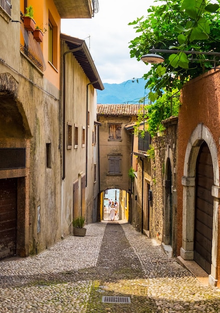 Gasse inmitten von Gebäuden in der Stadt