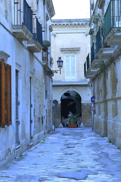 Foto gasse inmitten von wohngebäuden