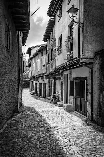 Foto gasse mit berghäusern in steinbauweise im pool salamanca