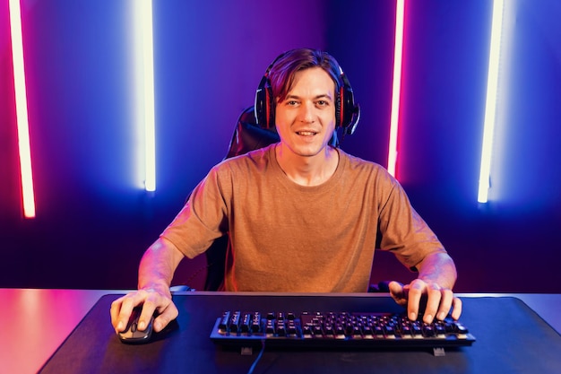 Gastgeber des Smart-Streamer-Kanals, der ein Online-Spiel spielt, um der Gewinner zu werden Pecuniary