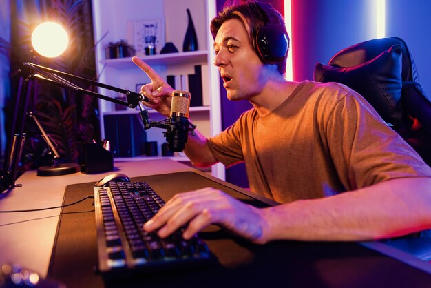 Gastgeber des Smart-Streamer-Kanals, der ein Online-Spiel spielt, um der Gewinner zu werden