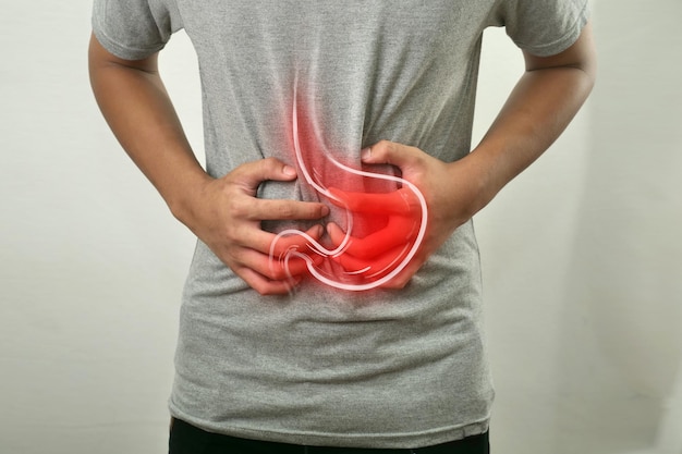 gastrointestinal interno con inflamación roja resaltada en la persona enferma hombre con dolor de estómago gastritis