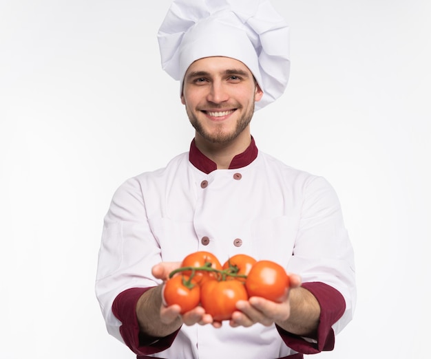 Gastronomie, Bio-Lebensmittel, gesunde Ernährung, Kochen und professionelles kulinarisches Konzept - Koch in weißer Uniform hält Gemüse.