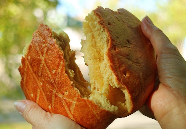 Gata, ein armenisches süßes Brot, gefüllt mit Butterzucker und zusammen gemischtem Mehl