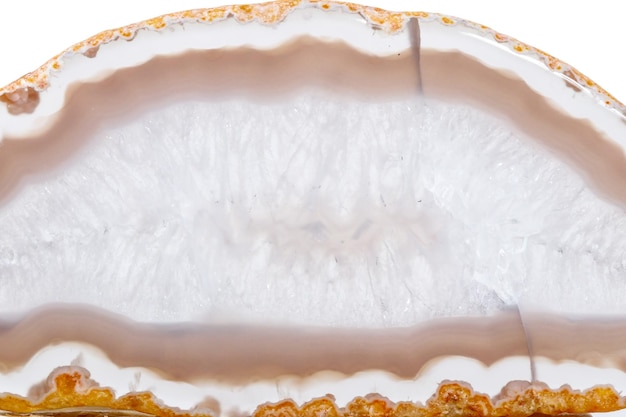 Ágata laranja mineral macro em cristais no fundo branco