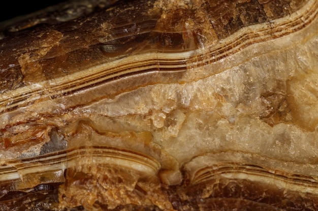 Ágata mineral de pedra macro no fundo preto