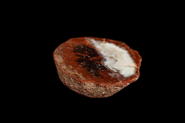 Ágata mineral de pedra macro no fundo preto