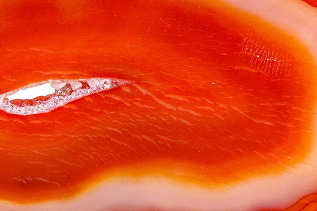 Ágata naranja mineral macro en cristales sobre fondo blanco