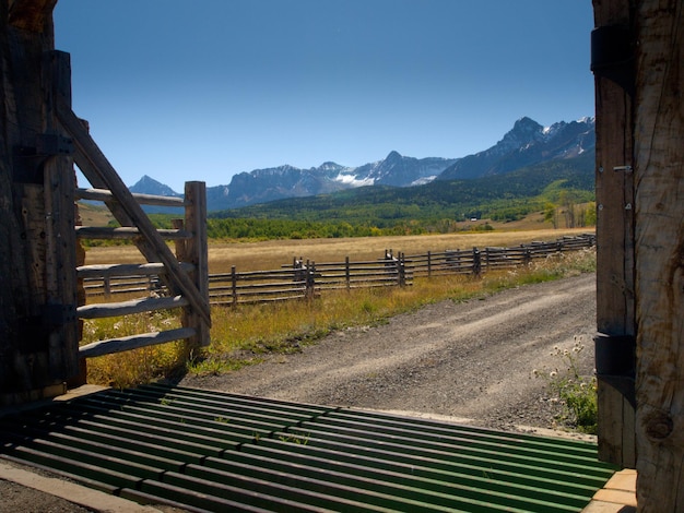 Foto gate of the last dollar ranch no outono, com vista para o dallas divide na parte de trás.