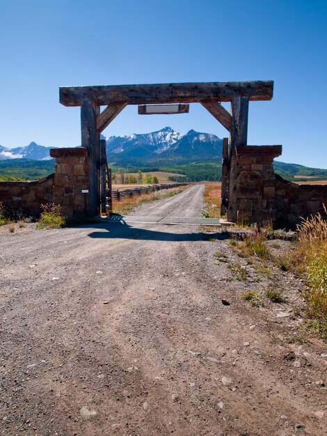 Gate of the Last Dollar Ranch en otoño con una vista de Dallas Divide en la parte posterior.