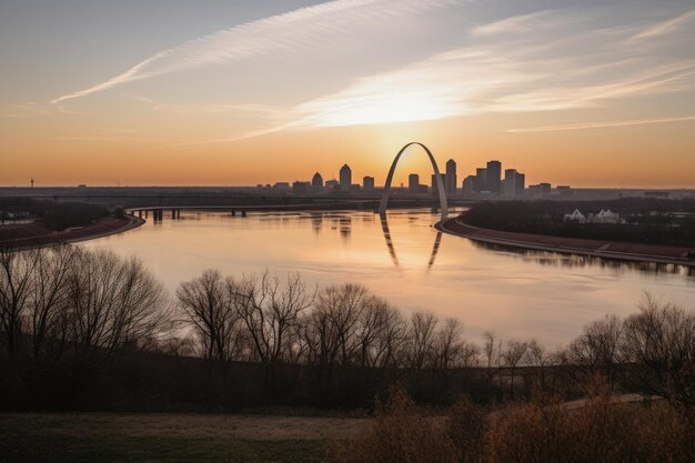 Gateway Arch dominiert St. Louis, umgeben von Natur und Wolkenkratzern.